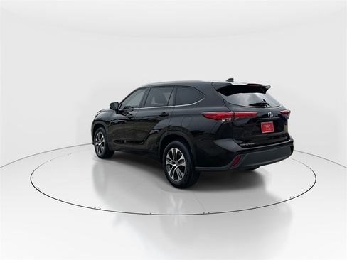 Used 2022 Toyota Highlander XLE image 6
