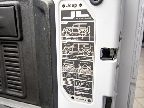 Used 2024 Jeep Wrangler Unlimited Rubicon AWD/4WD image 39