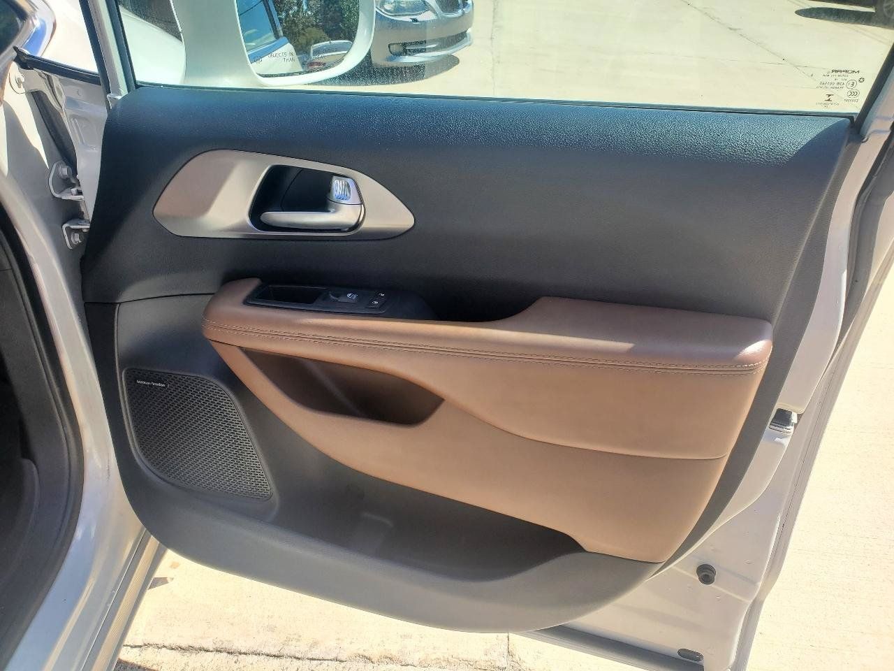 Used 2017 Chrysler Pacifica Limited FWD image 6