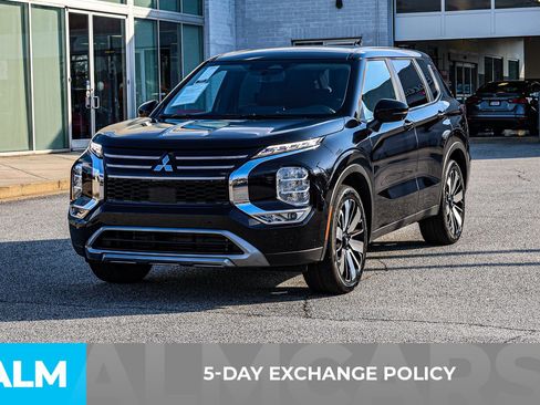 Used 2025 Mitsubishi Outlander SE image 4