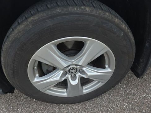 Used 2021 Toyota Highlander LE image 6