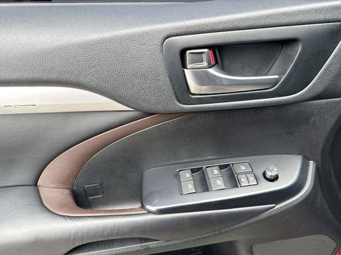 Used 2019 Toyota Highlander AWD V6 image 22