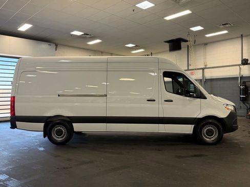 Used 2024 Mercedes-Benz Sprinter 2500 image 4