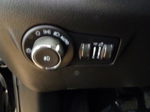 Used 2025 Jeep Compass Limited image 26