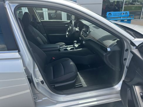 Used 2024 Nissan Altima 2.5 SV FWD image 18