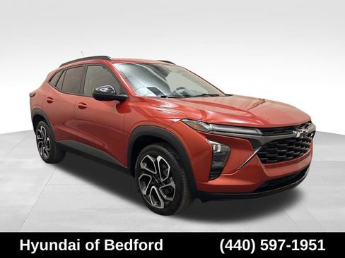 Used 2024 Chevrolet Trax RS w/ Sunroof Package FWD image 3