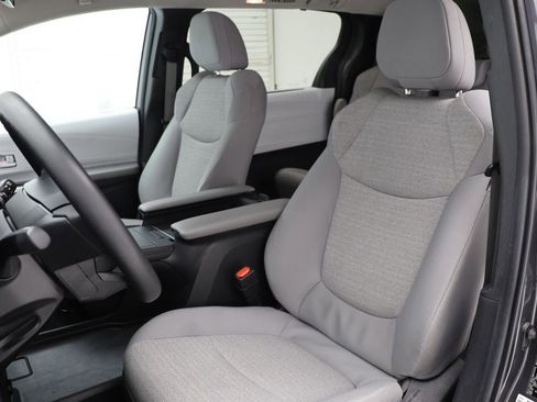 Used 2025 Toyota Sienna LE image 15