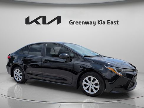 Used 2025 Toyota Corolla LE FWD image 3