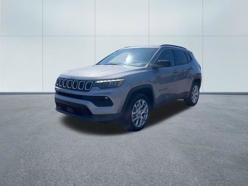 Used 2023 Jeep Compass Latitude w/ Sun and Sound Group AWD/4WD image 3