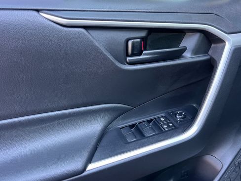 Certified 2022 Toyota RAV4 LE AWD/4WD image 12