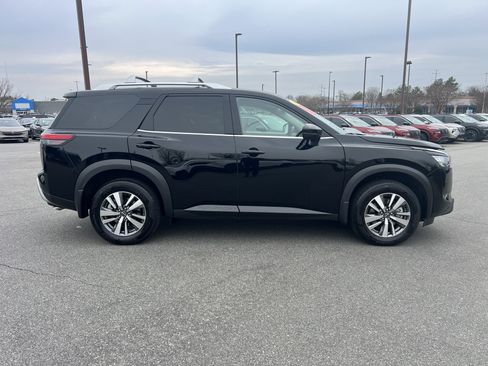 Certified 2025 Nissan Pathfinder SL image 4