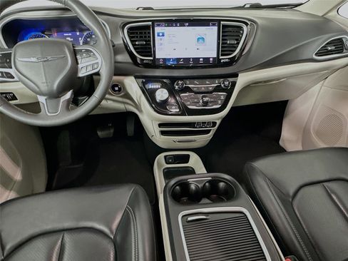Used 2023 Chrysler Pacifica Touring-L image 21