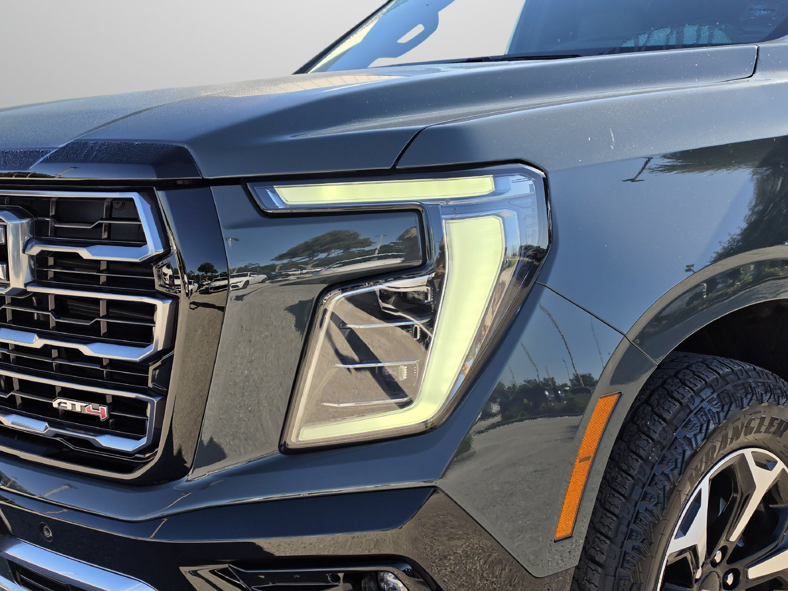 Used 2025 GMC Yukon AT4 w/ AT4 Premium Package AWD/4WD image 39