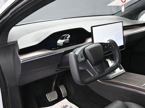 Used 2022 Tesla Model X image 17