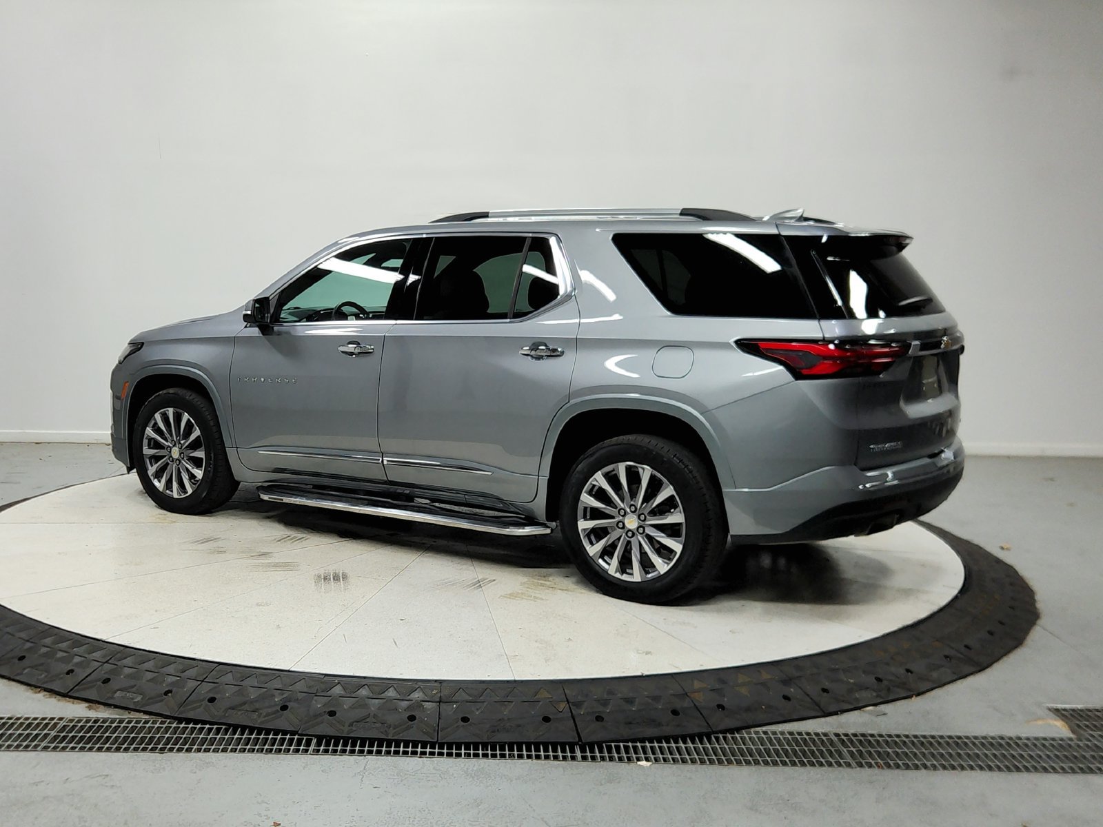 Used 2023 Chevrolet Traverse Premier FWD image 6