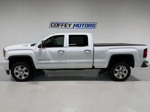 Used 2019 GMC Sierra 2500 Denali w/ Duramax Plus Package AWD/4WD image 3