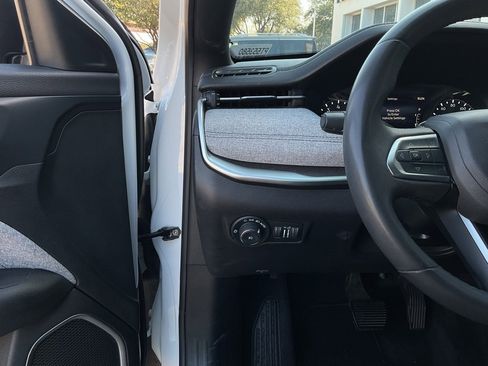 Used 2023 Jeep Compass Latitude image 25