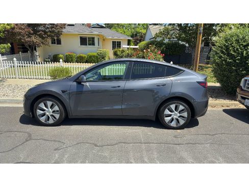 Used 2023 Tesla Model Y Long Range AWD/4WD image 3