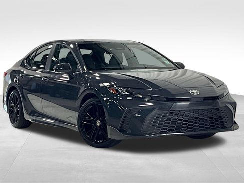 Used 2025 Toyota Camry SE FWD image 1