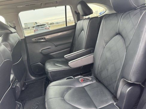 Used 2021 Toyota Highlander Platinum image 28