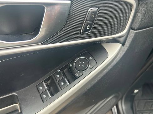 Used 2020 Ford Explorer XLT w/ Equipment Group 202A AWD/4WD image 19