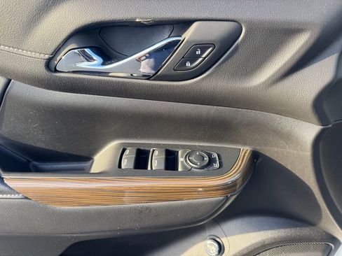 Used 2023 GMC Acadia SLE w/ Driver Convenience Package image 10