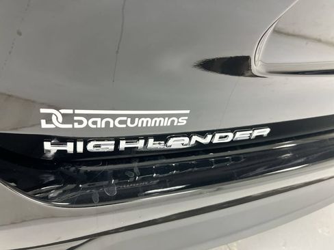 Used 2024 Toyota Highlander LE AWD/4WD image 27