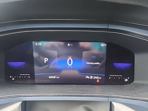 Used 2023 Volkswagen Taos SE w/ Panoramic Sunroof Package FWD image 9