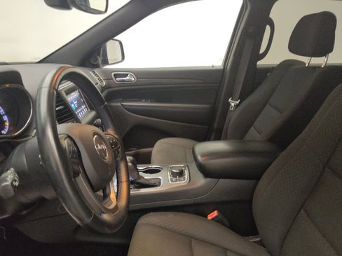 Used 2019 Jeep Grand Cherokee Laredo AWD/4WD image 17