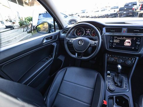 Used 2021 Volkswagen Tiguan SE w/ Panoramic Sunroof Package image 23