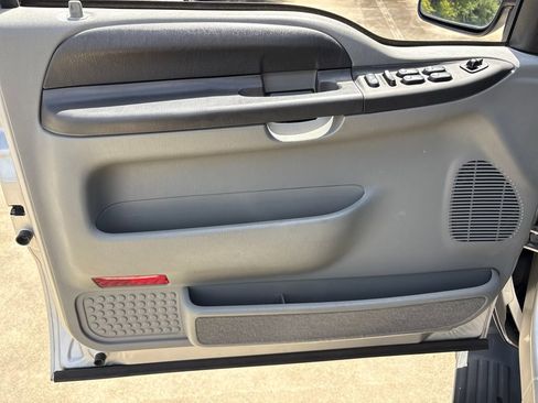 Used 2005 Ford Excursion XLS RWD image 15
