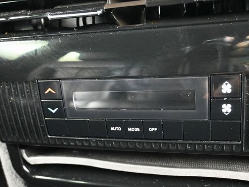 Used 2024 Jeep Wagoneer Series II w/ Flexible Seating Group image 32