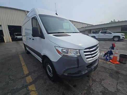 Used 2021 Freightliner Sprinter 2500 RWD image 4