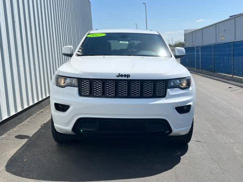 Used 2017 Jeep Grand Cherokee Altitude image 2