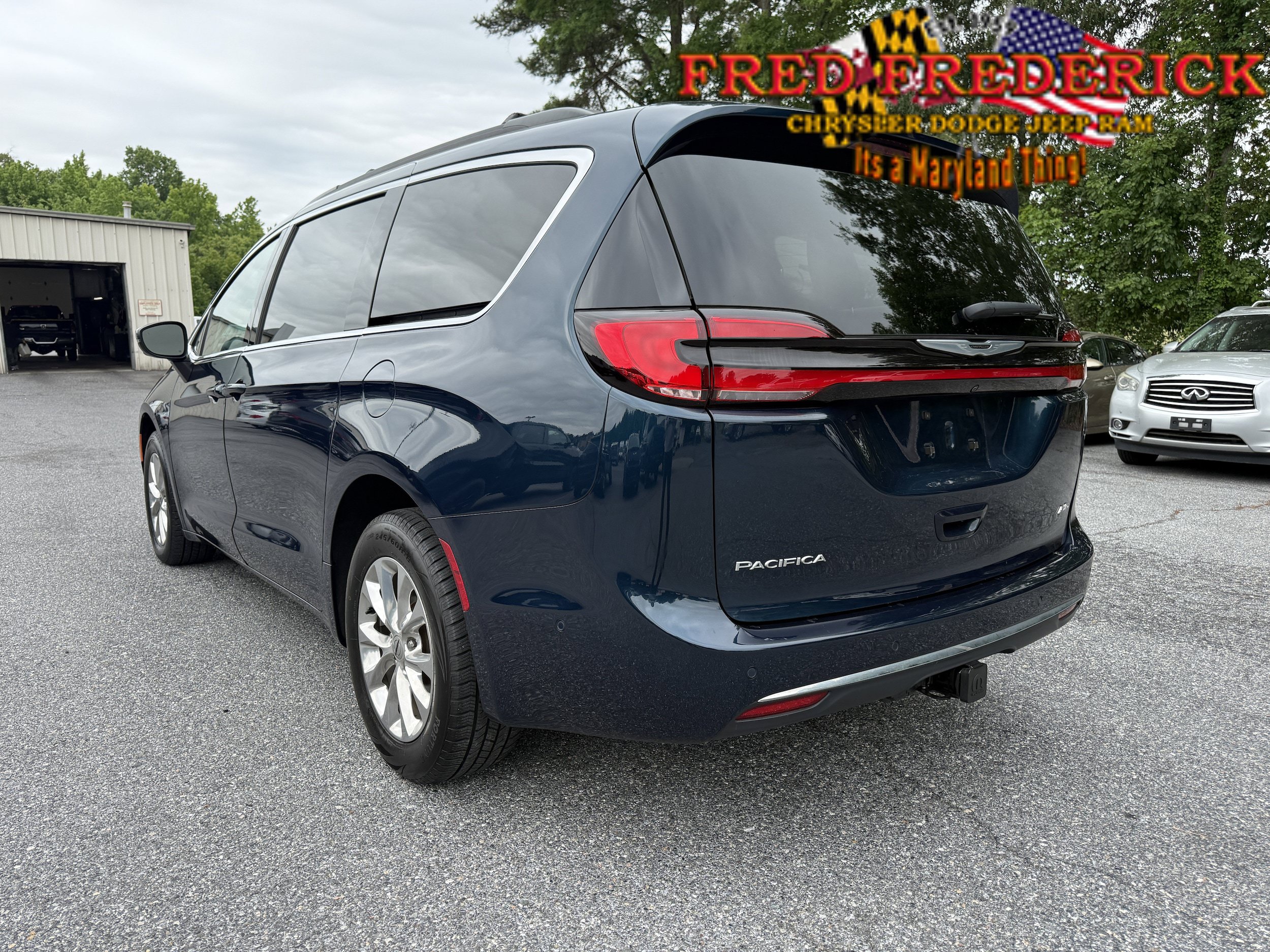 Used 2023 Chrysler Pacifica Touring-L AWD/4WD image 5