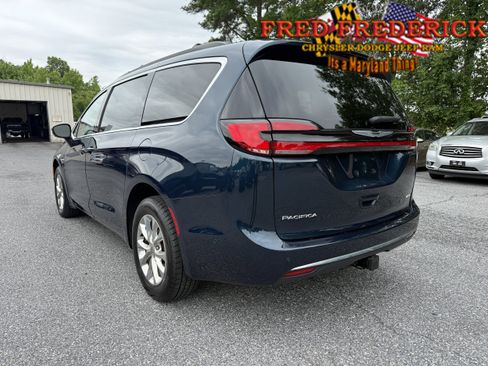 Used 2023 Chrysler Pacifica Touring-L AWD/4WD image 5