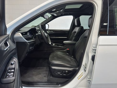 Used 2023 Jeep Grand Cherokee L Altitude AWD/4WD image 16