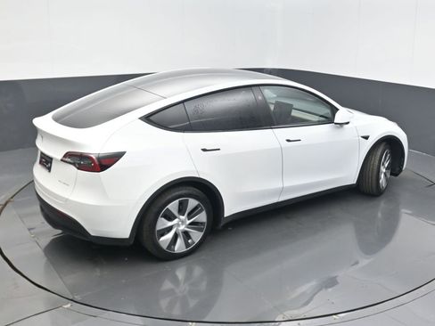 Used 2024 Tesla Model Y Long Range image 37