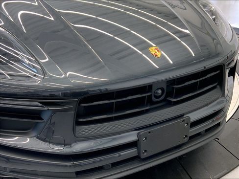 Certified 2024 Porsche Macan AWD/4WD image 31