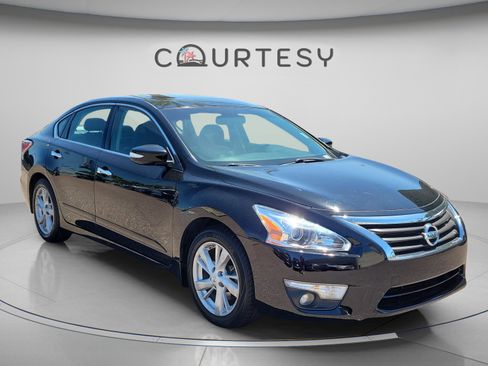 Used 2015 Nissan Altima 2.5 SL w/ Moonroof Package FWD image 4