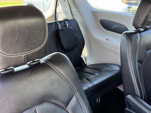 Used 2024 Chrysler Pacifica Touring-L image 9