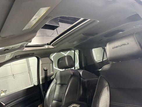 Used 2018 GMC Yukon XL Denali w/ Denali Ultimate Package AWD/4WD image 40