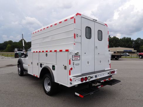 Used 2016 Ford F550 2WD Regular Cab Super Duty image 5