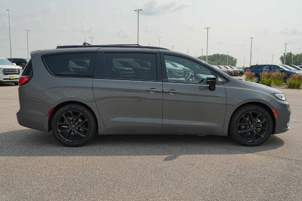 Used 2025 Chrysler Pacifica Limited FWD image 6