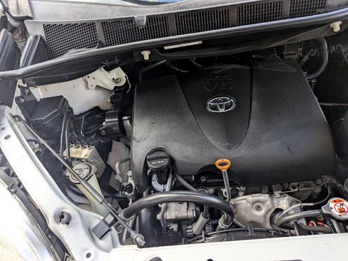 Used 2018 Toyota Sienna L image 24