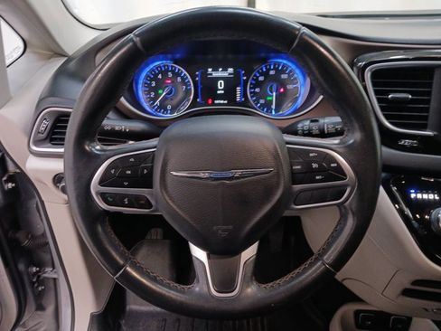 Used 2018 Chrysler Pacifica Touring-L image 15
