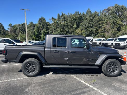 New 2025 Jeep Gladiator Sport image 9