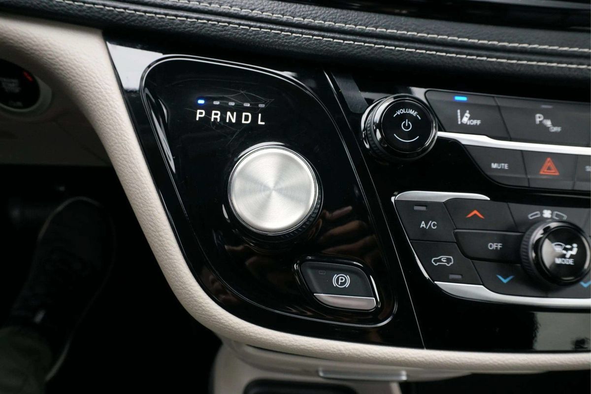 Used 2023 Chrysler Pacifica Touring-L FWD image 26