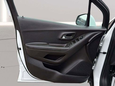 Used 2022 Chevrolet Trax LT w/ LT Convenience Package image 19