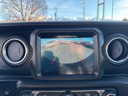 Used 2019 Jeep Wrangler Unlimited Sahara image 23